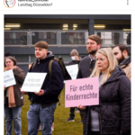 Iris Dworeck-Danielowski (vorne rechts) und Zacharias Schalley (hinten rechts; Listenplatz 12) auf Protest gegen vermeintlichen "Impfzwang" im Dezember 2021 vor dem Landtag Düsseldorf