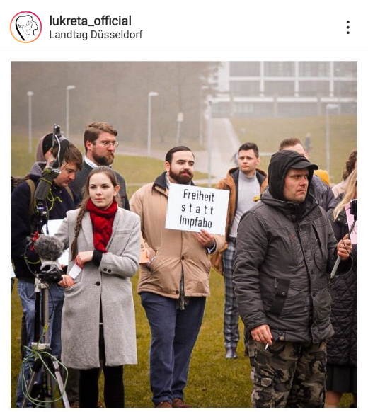 Reinhild Boßdorf (vorne links), Zacharias Schalley (hinten links) und Kevin Gabbe (vorne rechts; Fotograf der Neonazi-Szene NRW) auf Protest gegen vermeintlichen "Impfzwang" im Dezember 2021 vor dem Landtag Düsseldorf