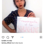 Lukreta-Aktivistin Sara bei Social Media-Aktion hält ein Schild mit der Aufschrift "#Frauenquote ist für Schwächlinge"