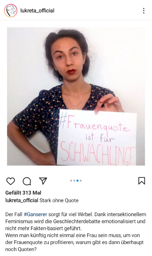 Lukreta-Aktivistin Sara bei Social Media-Aktion hält ein Schild mit der Aufschrift "#Frauenquote ist für Schwächlinge"